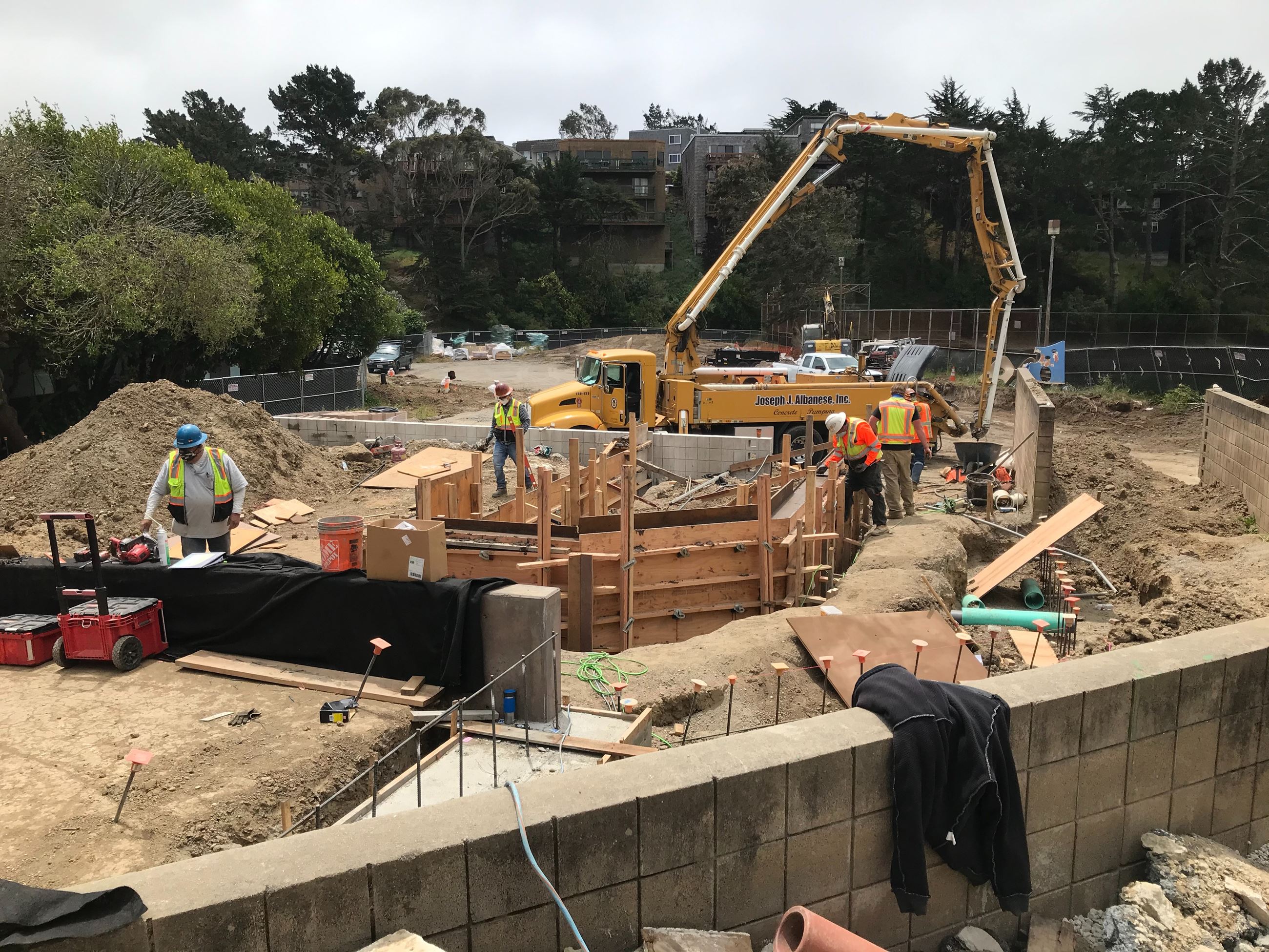 IMG_1042_concretePourAtPlazaPlanter