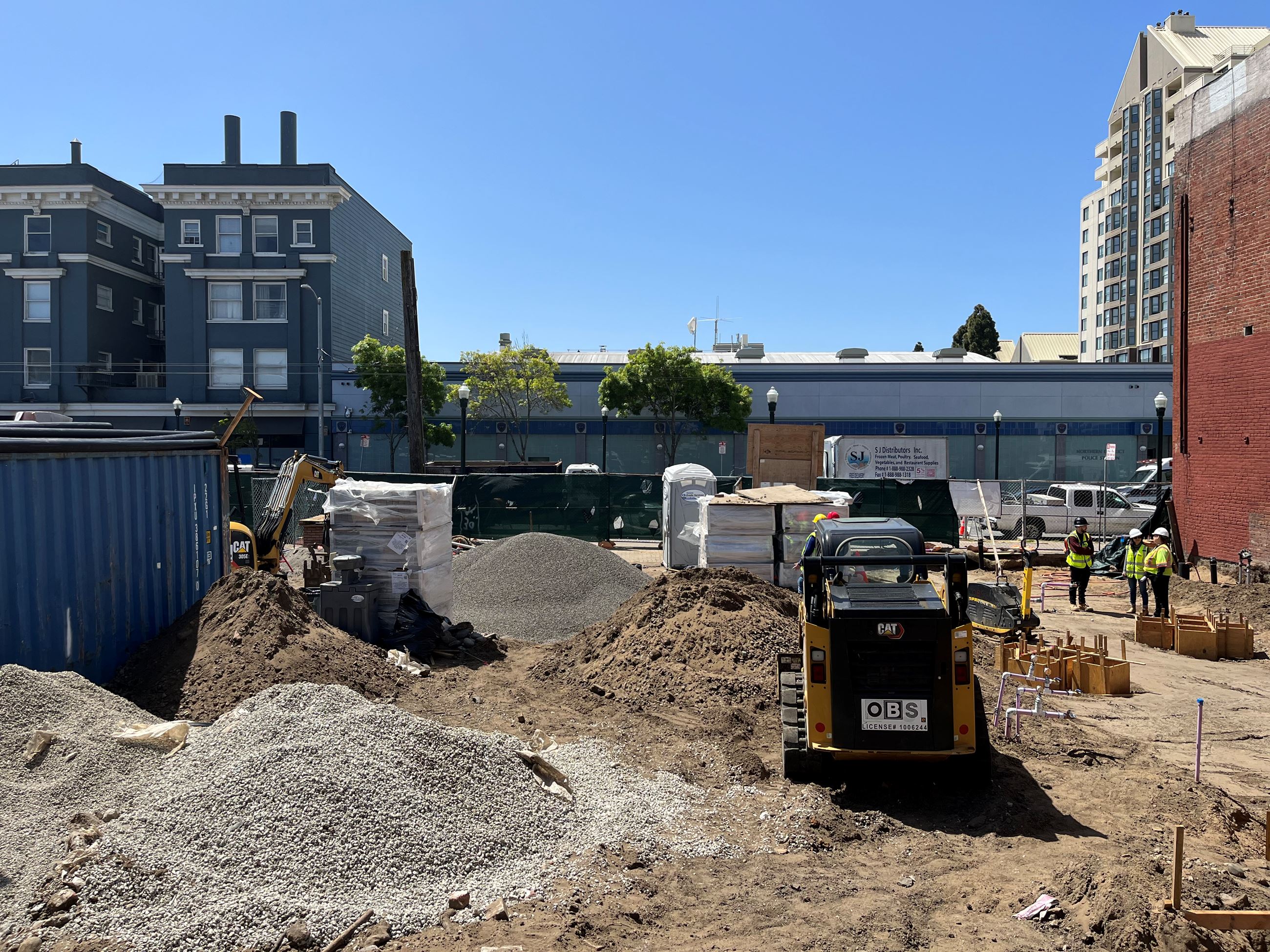 Fillmore construction April 2023 - construction workers and equipment onsite