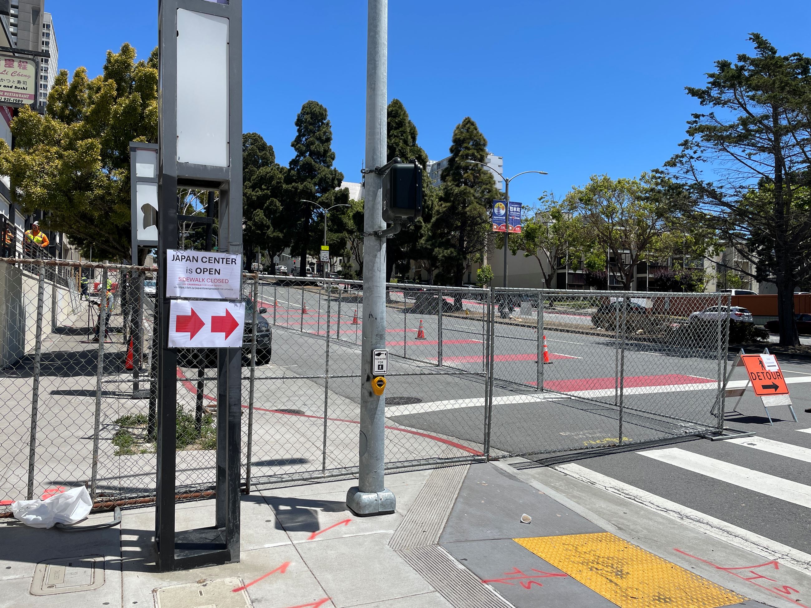 Contractor fencing along Geary Blvd (1)